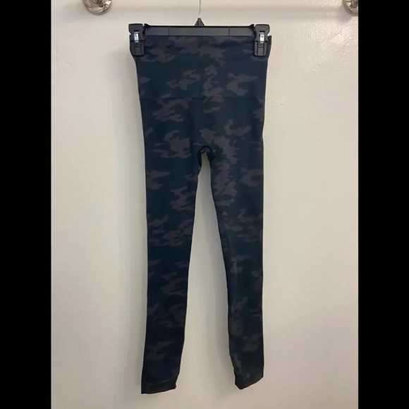 Spanx Look At Me Now Seamless Leggings Black Camo Size Small - Picture 4 of 6